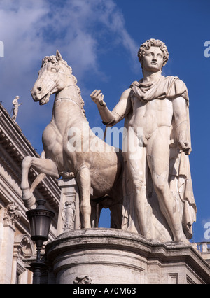 Roma, Lazio, Italia. Piazza del Campidoglio. Castore: Una delle due statue di Castore e Polluce sulla balaustra Foto Stock