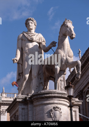 Roma, Lazio, Italia. Piazza del Campidoglio. Polluce: Una delle due statue di Castore e Polluce sulla balaustra Foto Stock