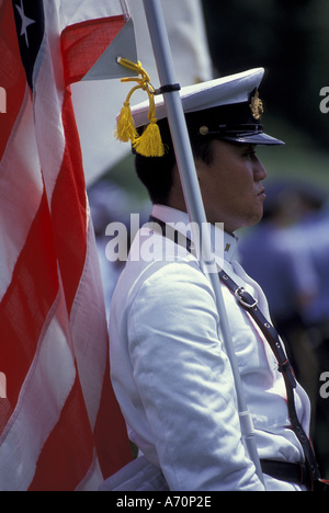 NA, STATI UNITI D'AMERICA, Massachusetts, Boston. Tall Ship festival; Giapponese equipaggio dal Kaiwo Maru (Giappone); bandiera; patriottismo Foto Stock