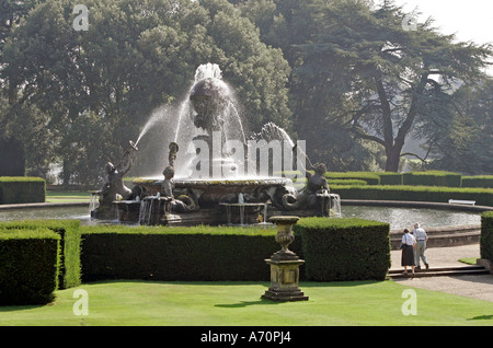 York, GBR, 17. Agosto 2005 - Atlas fontana nel giardino di Castle Howard vicino a York. Foto Stock