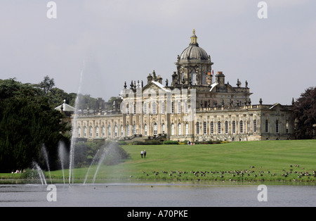 York, GBR, 17. Agosto 2005 - Castle Howard con il sud del lago e il Principe di Galles fontana nella parte anteriore vicino a York. Foto Stock