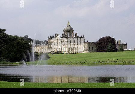 York, GBR, 17. Agosto 2005 - Castle Howard con il sud del lago e il Principe di Galles fontana nella parte anteriore vicino a York. Foto Stock