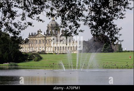 York, GBR, 17. Agosto 2005 - Castle Howard con il sud del lago e il Principe di Galles fontana nella parte anteriore vicino a York. Foto Stock