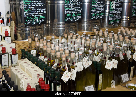 Bottiglie di italiano degli oli di oliva e aceto schierate sul mercato di Londra in stallo Foto Stock