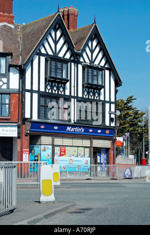 Edificio tradizionale a graticcio in bianco e nero con negozio al piano terra a Worthing, West Sussex, Inghilterra Foto Stock