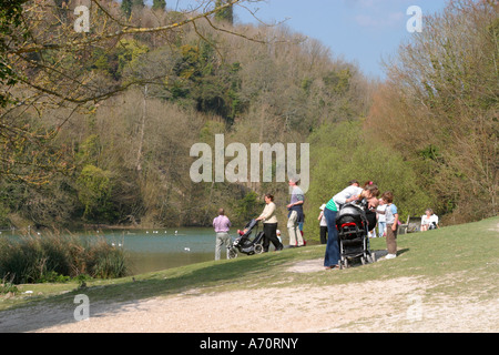 Famiglie che godono di una giornata di sole nel parco a Swanbourne Lake, Arundel, West Sussex, Regno Unito. Foto Stock