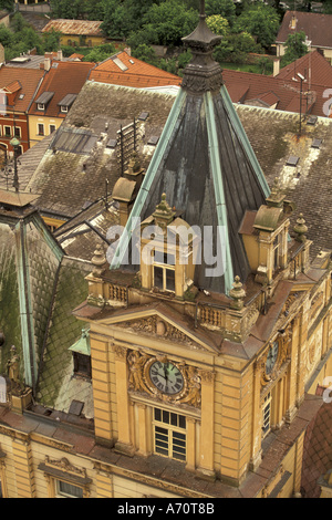 Europa, Repubblica Ceca, Boemia occidentale, Domazlice Municipio tetto dalla chiesa del decano Tower Foto Stock