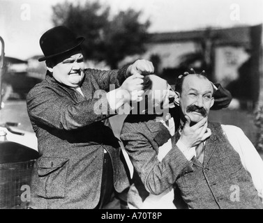 Grandi affari 1929 Hal Roach il film muto con Laurel e Hardy e James Finlayson a destra Foto Stock