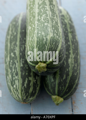 Zucchine nel blu dipinto di tavolo in legno - fascia alta Hasselblad 61mb di immagine digitale Foto Stock