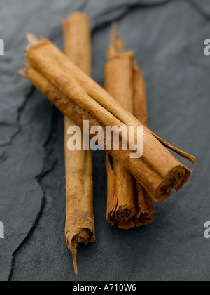 Bastoncini di cannella sul nero ardesia background - high end Hasselblad 61mb di immagine digitale Foto Stock