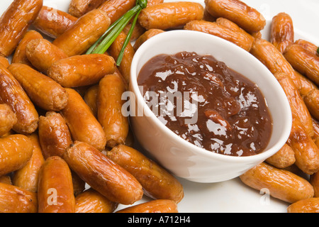 Piastra di alimentare di fritti cocktail salsicce con dip salati Foto Stock