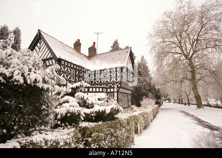 Cheshire inverno bramhall stockport Park Bramall Hall gatehouse nella neve Foto Stock