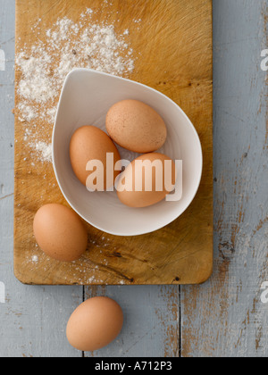 Uova e farina su sfondo di legno dipinto di blu pallido - fascia alta Hasselblad 61mb di immagine digitale Foto Stock
