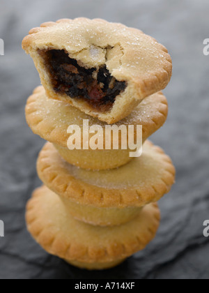 Tritare torte impilati su sfondo di ardesia - fascia alta Hasselblad 61mb di immagine digitale Foto Stock