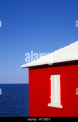 Parete rossa e la finestra bianca in Bermuda Foto Stock