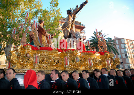 Lifesize la figura di Cristo sul trono dorato portati attraverso strade di Malaga a Pasqua Foto Stock