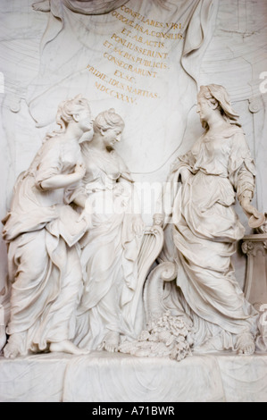 Bassorilievo in pietra bianca nella grande chiesa gotica protestante di San Bavo ad Haarlem, Olanda settentrionale, che mostra figure femminili e iscrizioni latine. Foto Stock