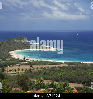 Vista costiera verso il basso su bianco a forma di mezzaluna sands di Half Moon Bay Beach sulla costa orientale di Antigua nei Caraibi Foto Stock