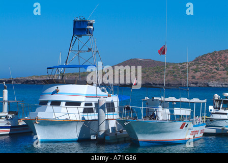 Barche immersioni subacquei in attesa nel mare di Cortez Foto Stock