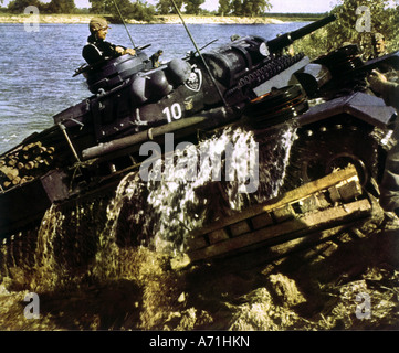 Eventi, Seconda guerra mondiale / seconda guerra mondiale, Russia 1941, tedesco serbatoio Pzkw III di 18th Divisione blindata (Panzer Division) arrampicata un terrapieno, Foto Stock