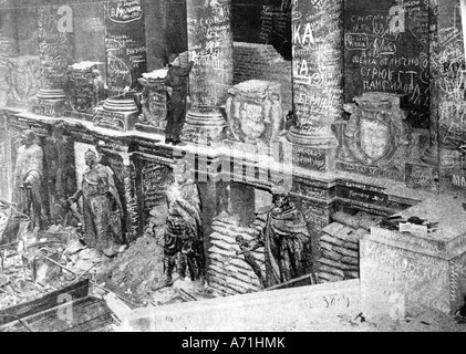 Periodo del dopoguerra, città distrutte, Berlino, Reichstag, sala con graffiti di soldati sovietici, soldato britannico nel mezzo, 1945, Foto Stock
