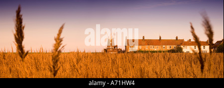 Vista attraverso i canneti verso Cley accanto il mulino a vento di mare in Norfolk England Regno Unito Foto Stock