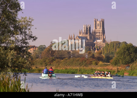 Cambridge Rowing equipaggio e i loro coach training sul fiume Ouse vicino a Ely in Cambridgeshire England Regno Unito Foto Stock
