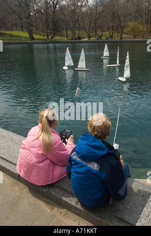 Bambini modello racing imbarcazioni al Central Park di stagno in barca Foto Stock