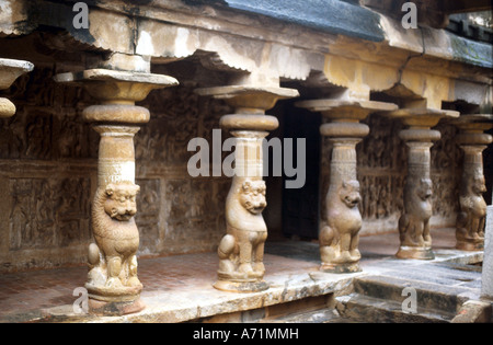 Geografia / viaggio, India, Kanchipuram, Tamil Nadu, capitale della dinastia Pallava, 3rd - 8th secolo DC, Sri Varadaraja Perumal Tempio, colonna di fronte alla corte, città sacra degli indù, religione, induismo, belle arti, architettura indiana, colonne, leoni, leone, animale, storico, antico, rappresentazione animale, 20th secolo, Foto Stock