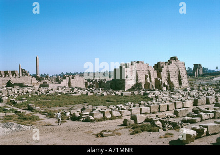 Geografia / viaggio, Egitto, Karnak, tempio di Amun-Ra, 8th pilone, obelischi di regina Hatshepsut e re Thutmosis I., vista, lato meridionale, parte del complesso del tempio di Dio Amon-Ra, asse nord-sud, dinastia 18th, rovina, nuovo regno, architettura, archeologia, religione, antichità, storico, antico, il sud, faraone, amjeun, diciottesimo, dymun, Patrimonio culturale mondiale dell'UNESCO / Siti, mondo antico, Foto Stock