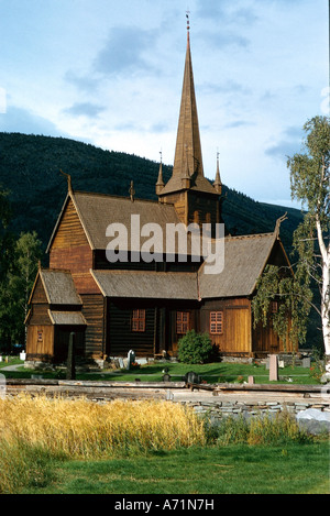 Geografia / viaggio, Norvegia, Lom, chiesa a doghe, costruita nel tardo 12th secolo DC, torre dal 1633 DC, vista esterna, architettura, legno, Medioevo, chiese, religione, cristianesimo, costruzione di legname, campanile, storico, storico, antico, dodicesimo, medievale, Foto Stock