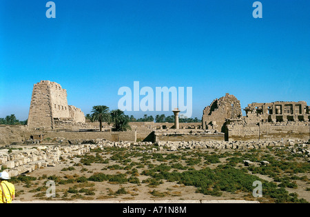 Geografia / viaggio, Egitto, Karnak, tempio di Amun-Ra, 1st pilone di re Nektanebos I., 2nd pilone di re Haremhab, sul peristilio di destra di Sethos I. e Ramesse, Ramses II., vista, resti di tempio di Ramesse, Ramses II., faraone Horhemheb (regnava circa 1333 - 1306 a.C., dinastia 18th), SETI I. e Ramesse, Ramses la grande dinastia 19th, Nektanebos (regnava circa 380 - 362 a.C., dinastia 30th), rovina, parte del complesso del tempio di Dio Amon-Ra, architettura, religione, antichità, storico, antico, sud, primo, amun ra, amon, XVIII, XIX, , Foto Stock