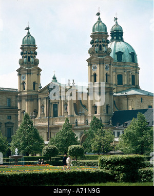 Geografia / viaggio, Germania, Baviera, Monaco di Baviera, chiese, Theatinerkirche, vista esterna, vista da Hofgarten, chiesa di San Cajetan, donato dall'elettore Ferdinando Maria e dall'elettore Henriette Adelaide in occasione della nascita di Massimiliano II Emanuel 1662, Foto Stock