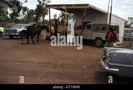 Trasporti/trasporti, automobili, stazioni di rifornimento, stazione Shell, Australia 1963, Foto Stock