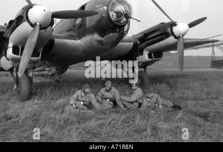 Eventi, Seconda guerra mondiale / seconda guerra mondiale, guerra aerea, aereo, tedesco medio bombardiere Heinkel He 111 su un campo aereo in Francia, agosto 1940, l'equipaggio seduto di fronte ad esso, 20th secolo, storico, storico, Battaglia di Gran Bretagna, bombardieri, Luftwaffe, Wehrmacht, Germania, Terzo Reich, aereo, aerei, soldato, soldati, He111, He-111, persone, 1940s, Foto Stock