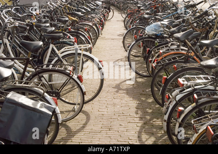 Fila di biciclette tradizionali olandesi parcheggiate vicino alla stazione ferroviaria di Haarlem nell'Olanda settentrionale, Paesi Bassi. Foto Stock