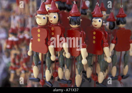 L'Europa, Italia, Toscana, Collodi, casa di Pinocchio; Pinocchio bambole in vendita Foto Stock