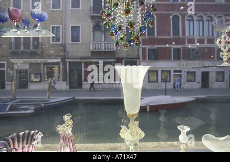 L'Europa, Italia, Venezia, Isola di Murano, vetrerie; articoli in vetro in una finestra Foto Stock