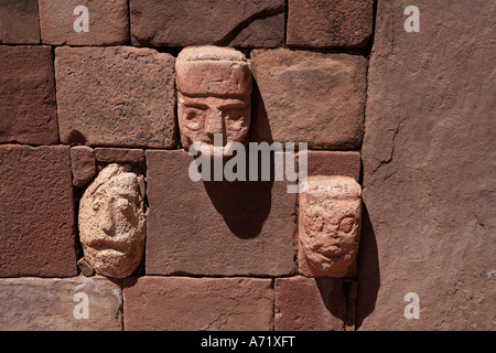 Capi nella parete Tiwanaku Bolivia Foto Stock