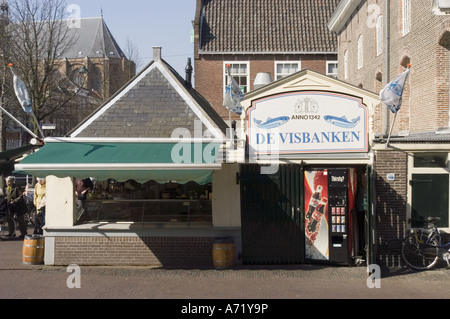Bar de Visbanken all'aperto in via Voldersgracht a Delft, Olanda meridionale. Storico banco di pesce con tendalino verde e distributore automatico. Foto Stock