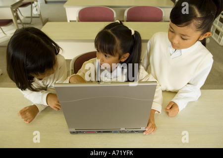 Ragazze utilizzando il computer Foto Stock
