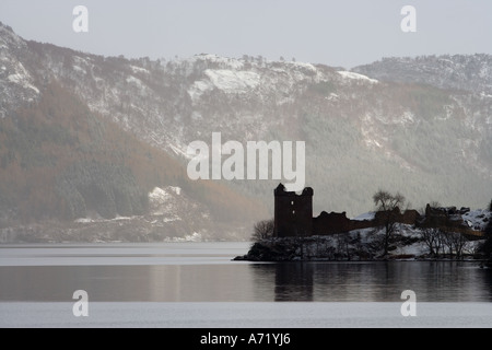 Castello Urquhart riflesso in acque calme di Loch Ness su una giornata invernale Drumnadrochit Scozia Scotland Foto Stock