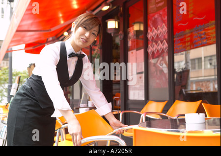 Cameriera nella tabella di impostazione Foto Stock