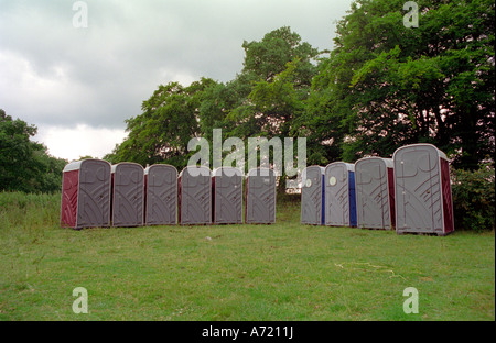 Un wc esterni come quelli che si trovano in luoghi come il festival di Glastonbury Foto Stock