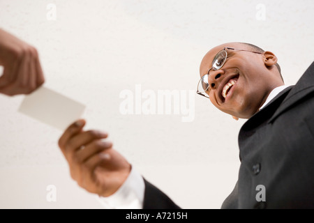Uomini d'affari lo scambio di biglietti da visita Foto Stock