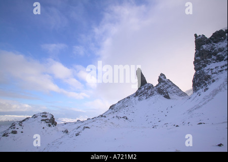 Il vecchio uomo di Storr, nella neve, vicino a Portree, Trotternish peninsular, Isola di Skye in Scozia Foto Stock