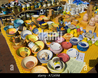 Ceramiche colorate in vendita a Cours Saleya mercato nel centro storico di Nizza sulla Cote d'Azur, Francia - Costa Azzurra Foto Stock