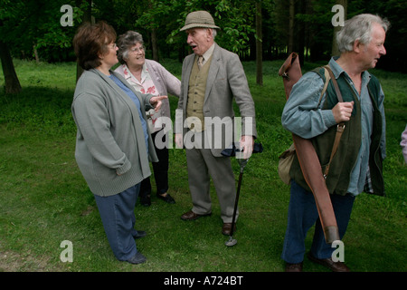 George (centro) 90, ora in pensione da battere il fagiano spara i colloqui con gli amici dopo un piccione di argilla sparare a Hambleden. Foto Stock