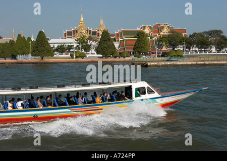 Tour in barca con turisti di passaggio dal Grand Palace sul Fiume Chao Phraya. Bangkok, Tailandia. Foto Stock