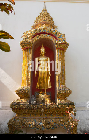Scultura di Buddha in Wat Phrathat Doi Suthep, un tempio buddista a Chiang Mai, Thailandia. Foto Stock